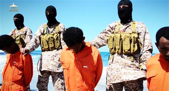 صورة مأخوذة عن شريط فيديو بث على الانترنت امس لعناصر من "داعش" خلال اعدام اثيوبيين مسيحيين في ليبيا (ا ف ب)