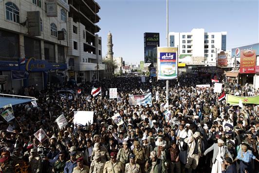 تظاهرة في صنعاء منددة بالحرب على اليمن (رويترز)