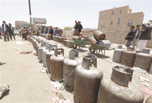 يمنيون ينتظرون قرب قوارير غاز لتعبئتها في صنعاء امس (ا ب ا)