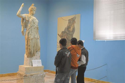 سياح امام تمثال لإله الحرب والسلام لدى الاغريق في متحف تدمر في نيسان العام 2008 (رويترز)