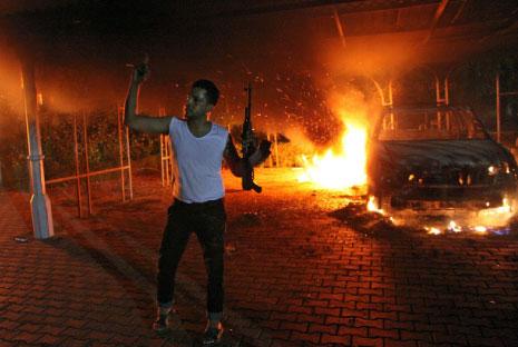 صورة تعود لعمليات اقتحام السفارة في بنغازي عام 2012 (أرشيف)