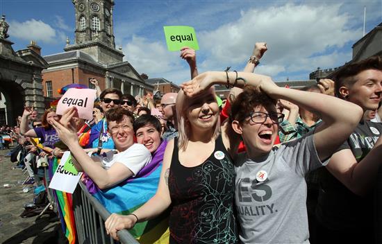 مؤيدو زواج المثليين يحتفلون في دبلن أمس (أ ف ب)