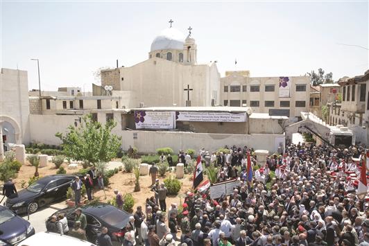سوريون يشاركون في إحياء ذكرى "الإبادة" الأرمنية في باب توما في دمشق أمس (ا ب ا)