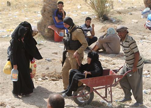 عراقيون يفرّون من الرمادي. ( ا ف ب)