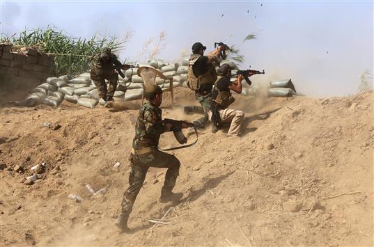 مقاتلون من العشائر العراقية في مواجهات مع "داعش" بالقرب من مصفاة بيجي أمس (أ ف ب)