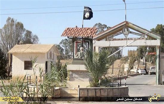 صورة مأخوذة عن شريط فيديو بثه «داعش» امس لمدخل سجن تدمر (ا ف ب)