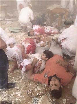 قتلى وجرحى جراء التفجير الانتحاري داخل مسجد الامام الصادق في الكويت امس (عن وسائل التواصل الاجتماعي)
