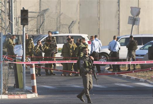 جنود الاحتلال الاسرائيلي على حاجز في قلنديا بين القدس والضفة الغربية امس (ا ف ب)