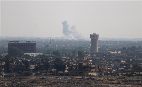 دخان يتصاعد في سيناء جراء هجوم "داعش" على مواقع الجيش المصري امس (رويترز)