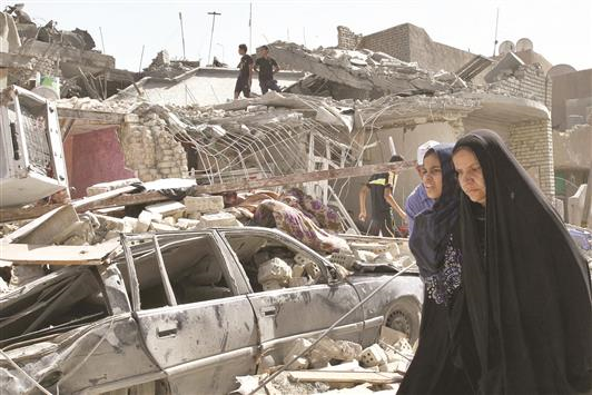 آثار الدمار الذي سببه سقوط قنبلة من طائرة عراقية على أحد أحياء بغداد الجديدة، أمس. (أ ب أ)