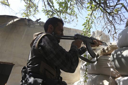 مسلح من "فيلق الرحمن" خلال الاشتباكات مع الجيش السوري في جوبر امس الاول (رويترز)