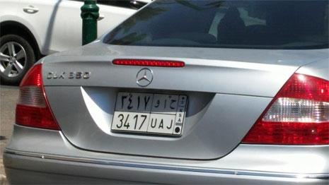 صورة سيارة رجل الأعمال السعودي حسب ما نشرها حوغي على موقع «تويتر» (الأخبار) 