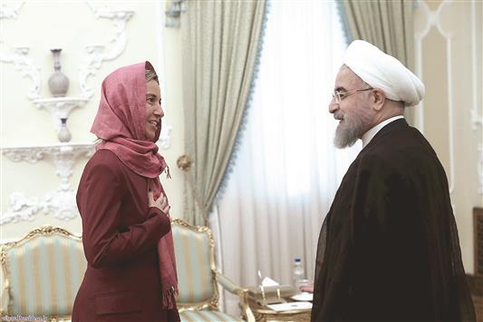 روحاني مستقبلا موغريني في طهران، أمس. (رويترز)