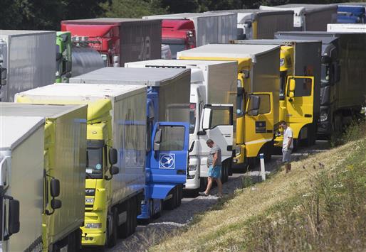 شاحنات تنتظر في منطقة دوفر في بريطانيا بداية النفق (رويترز)