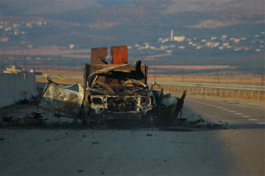 آلية مدمرة على طريق الفريكة في ريف ادلب أمس الاول (رويترز)