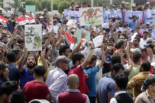 تظاهرات مطلبية في البصرة (أ ف ب)