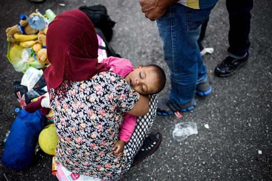 مهاجرة عراقية وطفلها في ميونيخ اليوم (إ ب أ)