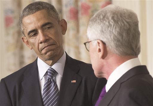 أوباما وهايغل خلال الإعلان عن تنحي الأخير، من البيت الأبيض، أمس. (أ ف ب)