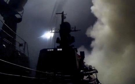 من قصف سفينة حربية روسية في بحر قزوين لمواقع «داعش» في سوريا أمس (أ ف ب) 