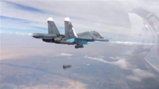 صورة مأخوذة عن شريط فيديو وزعته وزارة الدفاع الروسية أمس لطائرة "سوخوي" خلال شن غارة على مواقع "داعش" في سوريا (رويترز)