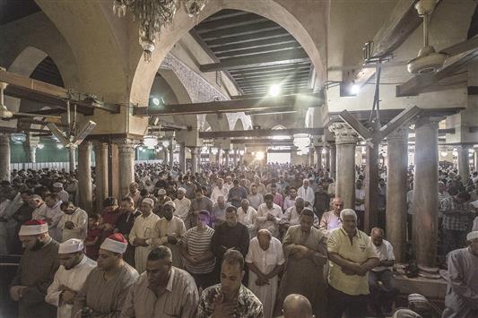 مصريون يصلون في جامع الازهر في القاهرة امس (ا ف ب)