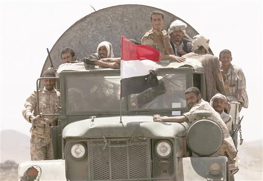 مسلحون موالون لهادي على متن عربة عسكرية في محافظة مأرب، أمس (رويترز)