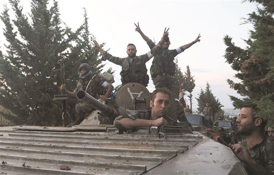 صورة وزعتها وكالة الانباء السورية («سانا») لجنود سوريين على جبهات القتال في غرب سوريا، امس (ا ف ب)