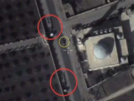 صورة جوية تظهر عربات عسكرية لـ"داعش" قرب احد المساجد في سوريا (رويترز)