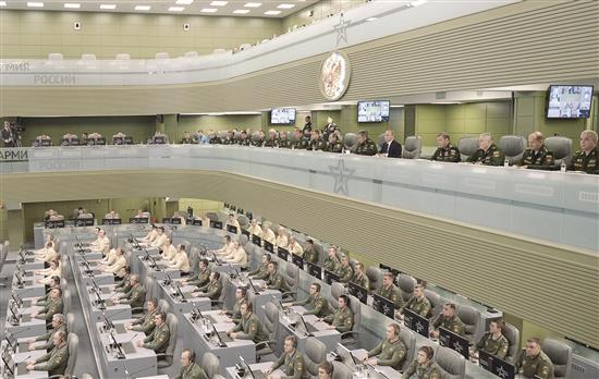 بوتين خلال الاجتماع العسكري في مقر وزارة الدفاع في موسكو، امس (ا ف ب)