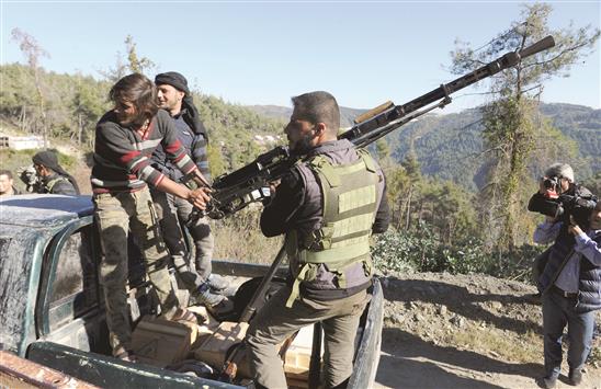 مسلحون من تركمان سوريا قرب الحدود التركية أمس (رويترز)