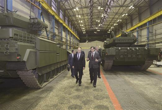 بوتين خلال جولة في مصنع لدبابات «الارمادا» في مدينة الاورال أمس (رويترز)