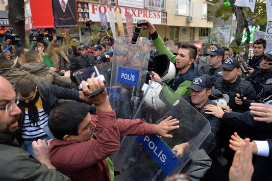 مواجهات بين المتظاهرين والشرطة في أنقرة (أ ف ب)