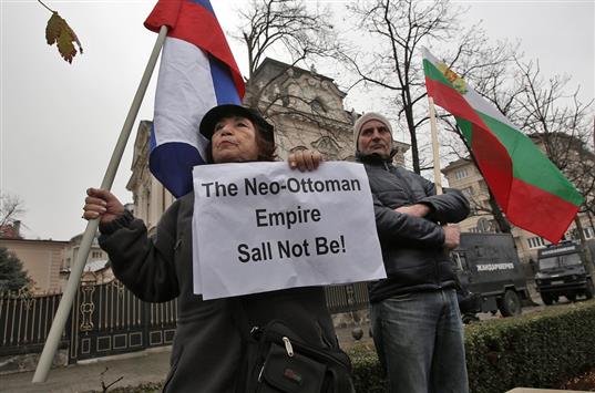 بلغارية تتظاهر امام السفارة التركية في صوفيا احتجاجا عل اسقاط الطائرة الروسية. (ا ب ا)