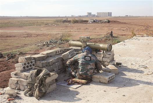 جندي سوري قرب مطار كويرس في ريف حلب امس (ا ف ب)