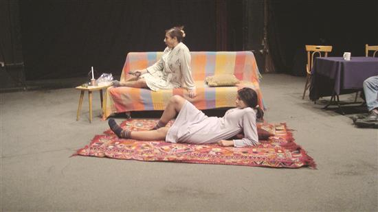 نانسي الخوري وسوسن أبو عفار في لقطة من المسرحية (خاص «السفير»)