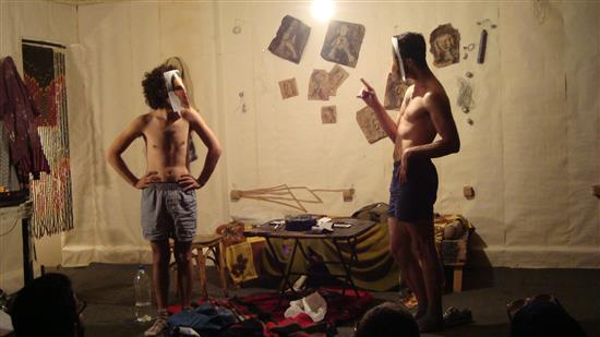 مصطفى القر وريمي سرميني في لقطة من المسرحية: ملابسات الشخصية