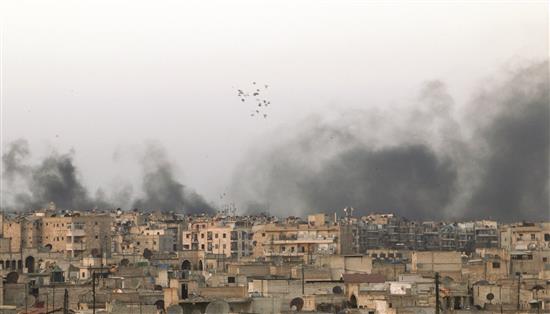 دخان يتصاعد من حي الصاخور في حلب جراء غارات جوية امس (رويترز)