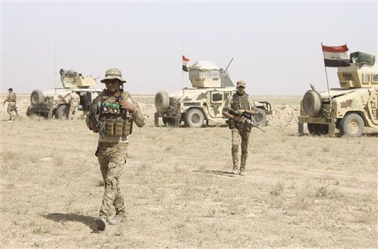جنود عراقيون يستعدون لمعركة مع "داعش" قرب الفلوجة امس (ا ف ب)