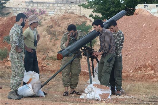 مسلحون من ميليشيات "الجيش الحر" يستعدون لقصف مواقع الجيش السوري في حلب أمس (رويترز)