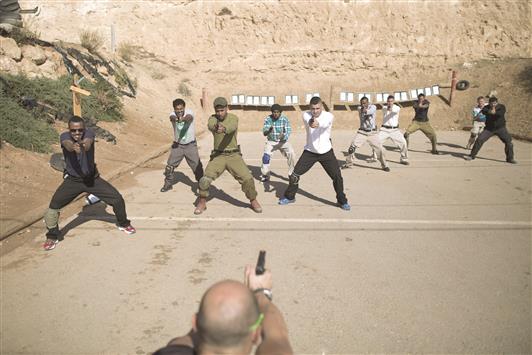 مستوطنون يتدربون على إطلاق النار في مركز تدريب في مستوطنة «غوش عتصيون» قرب الضفة الغربية امس (ا ب ا)