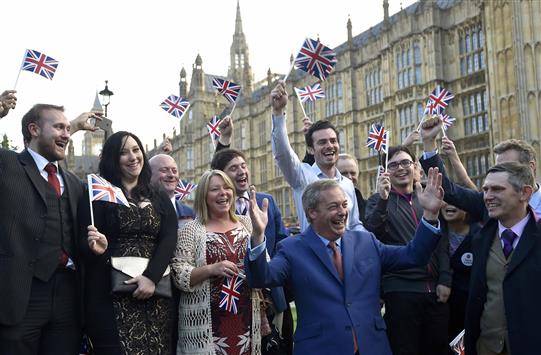 فاراج يحتفل بخروج بريطانيا من الاتحاد الأوروبي وسط مؤيديه في لندن. (رويترز)