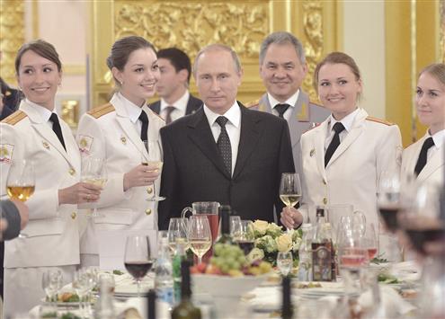 بوتين خلال حفل على شرف متخرّجي الكليات الحربية الروسية في الكرملين امس (ا ب ا)