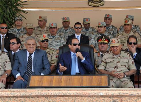 السيسي خلال حضوره المناورة العسكرية "بدر 2014" في وادي النطرون غرب القاهرة أمس (ا ف ب)