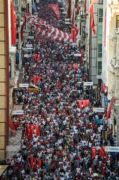 تظاهرة حاشدة رفضاً للانقلاب بدعوة من "حزب الشعب الجمهوري" شارك فيها حزب "العدالة والتنمية" في جادة الاستقلال في إسطنبول أمس (أ ف ب)
