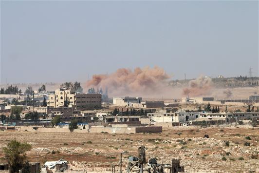 تصاعد الدخان بالقرب من طريق الكاستيلو الموصلة إلى بني زيد خلال عملية الجيش السوري امس لاستعادة الليرمون (أ ف ب)