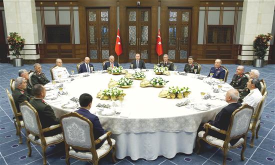اردوغان مع يلديريم ورئيس هيئة الأركان العامة خلوصي أقار وأعضاء من المجلس العسكري الأعلى حول مائدة عشاء في القصر الرئاسي في أنقرة أمس (رويترز)