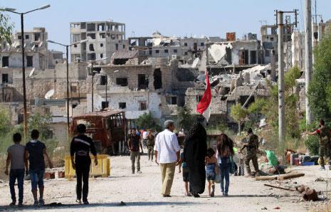 عودة عدد من سكان حي بني زيد في مدينة حلب أمس (أ ف ب) 