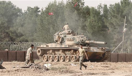 دبابة تركية على الحدود السورية التركية خلال عملية «درع الفرات» التي اعلنتها أنقرة (أ ب ا)