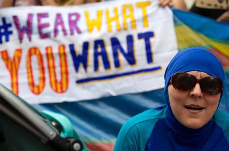 امرأة ترتدي البوركيني أثناء تظاهرة أمام السفارة الفرنسية في لندن مناهضة للحظر (أ ف ب) 