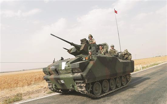 جنود أتراك على متن مدرعة يستعدون لدخول الأراضي السورية من معبر قرقميش الحدودي (أ ب أ)